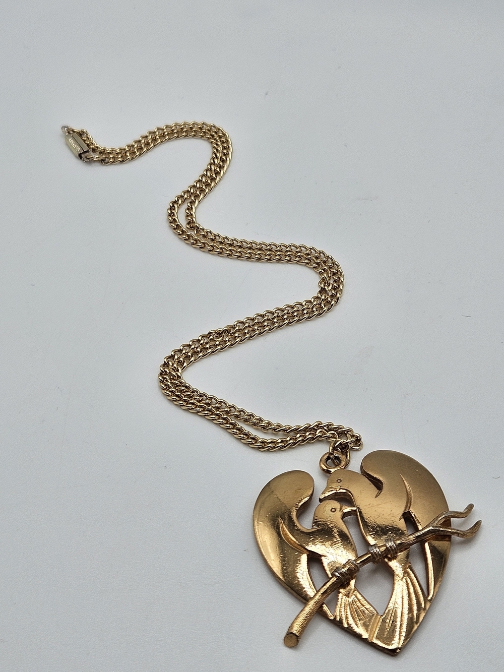 VINTAGE Napier Gold Tone Love Birds Heart Shaped Pendant Necklace Signed